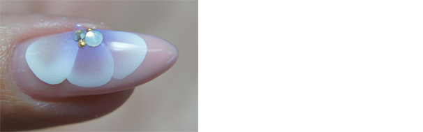エアージェルネイル練習デザインでフラワーネガポジエアーネイルの小指でトップコートを塗布する２