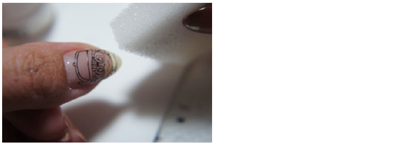輪郭が描き終わったら、未硬化ジェルを拭き取るのと同時に、シャーペンの跡も拭き取ります